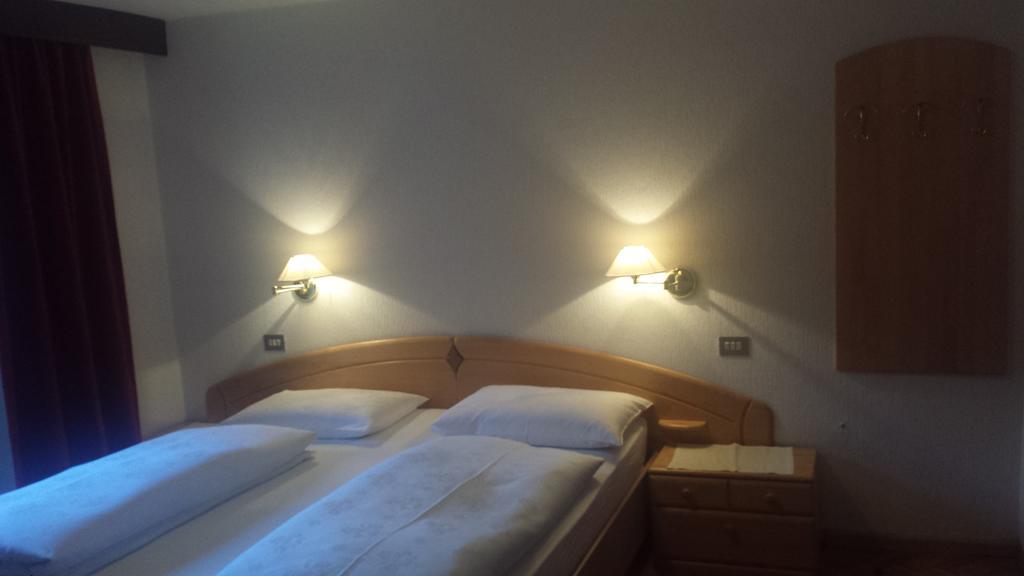 Hotel Garni Gardena - Appartments Santa Cristina Val Gardena Стая снимка