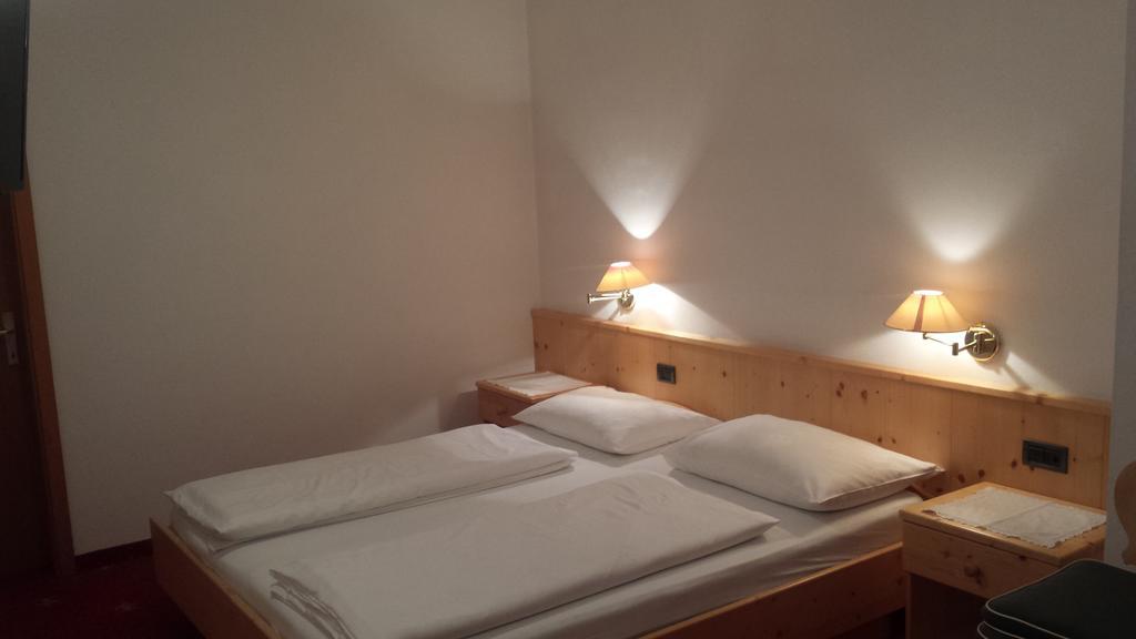 Hotel Garni Gardena - Appartments Santa Cristina Val Gardena Стая снимка